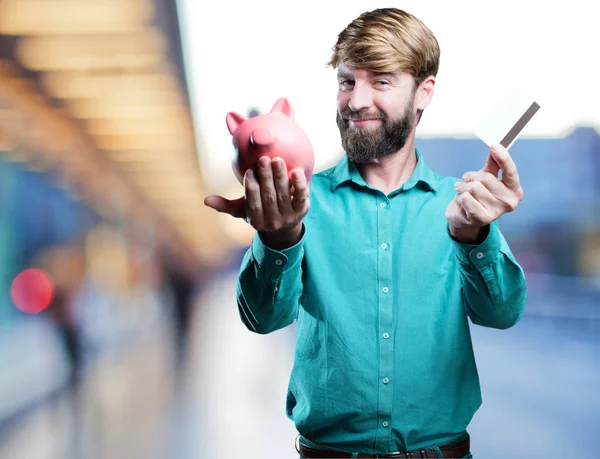 Hombre con una hucha y tarjeta de crédito — Foto de Stock