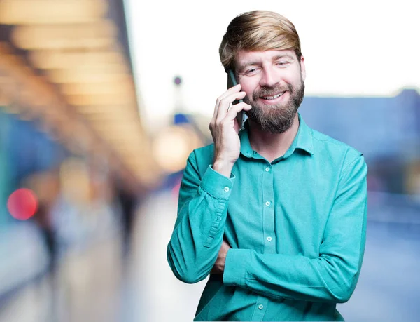 Jeune homme blond avec téléphone portable — Photo