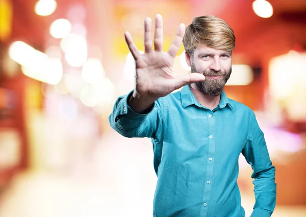 Man met nummer vijf teken — Stockfoto