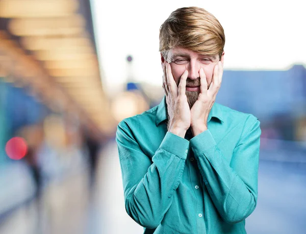 Młoda Blondynka mężczyzna płacze — Zdjęcie stockowe