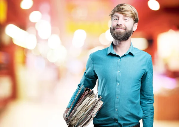 Junger blonder Mann mit Akten — Stockfoto