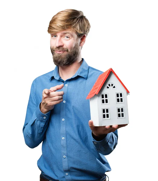 Junger blonder Mann mit einem Haus — Stockfoto