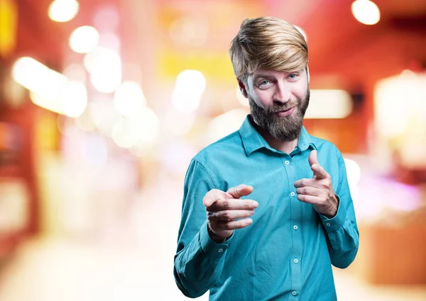 Ung blond man dansar — Stockfoto