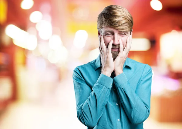 Giovane uomo biondo piangendo — Foto Stock