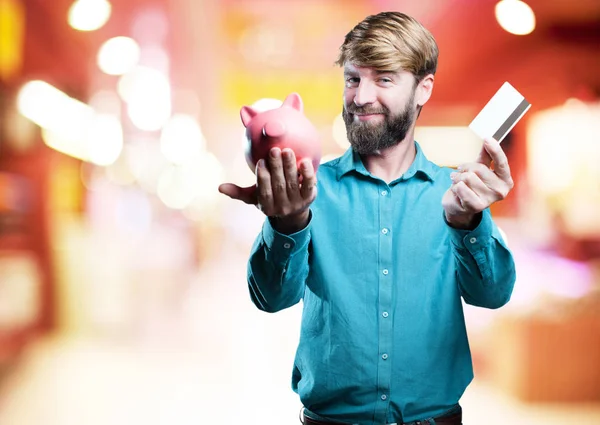 Homme avec une tirelire et carte de crédit — Photo