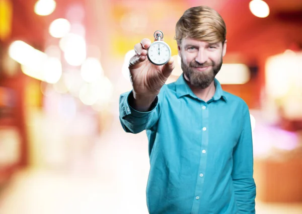 Ung blond man med ett stoppur — Stockfoto