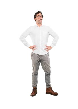 çılgın genç gurur poz. Tam vücut kesme kişi beyaz arka plan.