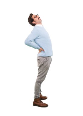 Sırtında bir ağrı ile genç deli adam. Tam vücut kesme kişi beyaz arka plan.