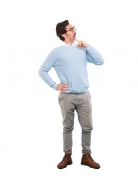 karışık düşünme genç deli adam. Tam vücut kesme kişi beyaz arka plan.