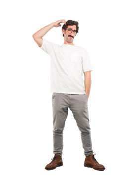 karışık düşünme genç deli adam. Tam vücut kesme kişi beyaz arka plan.