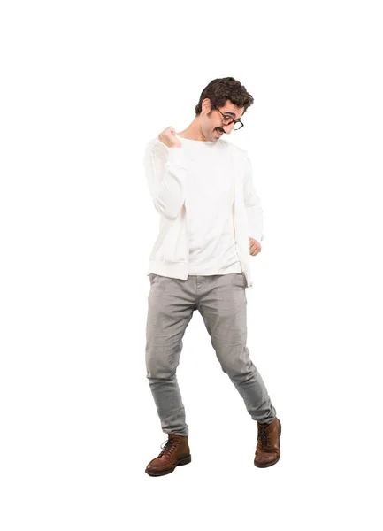 年轻的疯狂男子跳舞 完全身体切口人反对白色背景 — 图库照片