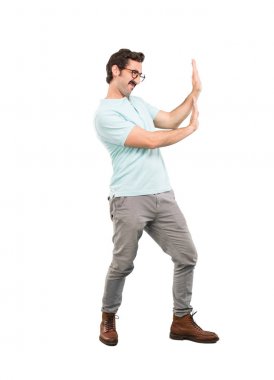 Genç deli bastırıyor veya işaret tutan adam. Tam vücut kesme kişi beyaz arka plan.