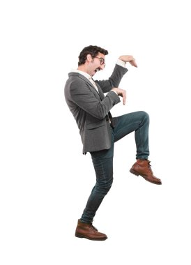 Genç çılgın dövüş ya da karate poz adam. Tam vücut kesme kişi beyaz arka plan.