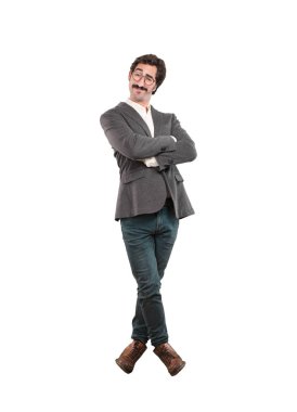 çılgın genç gurur poz. Tam vücut kesme kişi beyaz arka plan.