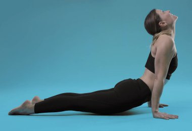 yoga poz genç güzel kadın