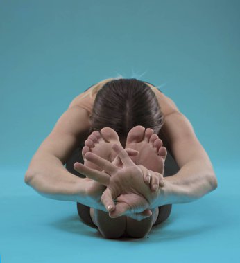 yoga poz genç güzel kadın