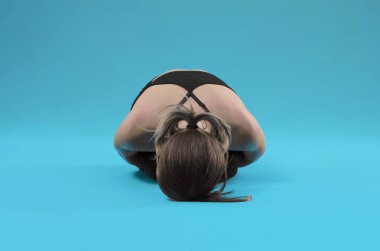 yoga poz genç güzel kadın