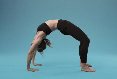 yoga poz genç güzel kadın