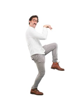 Kızgın ifade ile genç deli adam. Tam vücut kesme kişi beyaz arka plan.