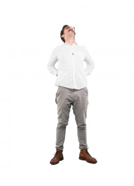 Sırtında ağrı ile genç deli adam. Tam vücut kesme kişi beyaz arka plan.