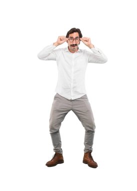 Genç deli adam şaşırmış. Tam vücut kesme kişi beyaz arka plan.