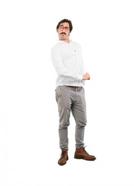 çılgın genç gurur poz. Tam vücut kesme kişi beyaz arka plan.