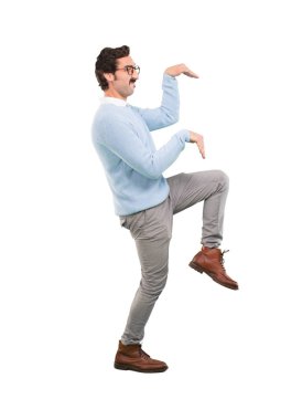 Kızgın ifade ile genç deli adam. Tam vücut kesme kişi beyaz arka plan.