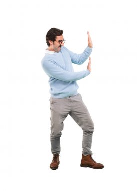 Genç deli bastırıyor veya işaret tutan adam. Tam vücut kesme kişi beyaz arka plan.