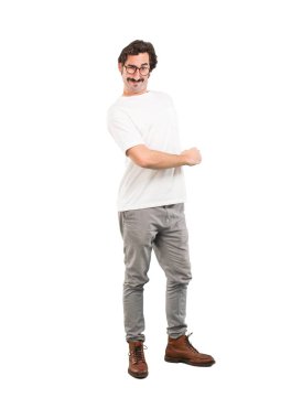 Genç deli adam bir meydan okuma gurur poz ile karşı karşıya. Tam vücut kesme kişi beyaz arka plan.