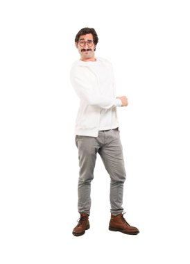 Genç deli adam bir meydan okuma gurur poz ile karşı karşıya. Tam vücut kesme kişi beyaz arka plan.