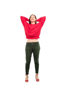 Genç kadın memnun ifade ile güzel ve poz. Tam vücut kesme kişi beyaz arka plan.