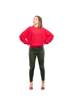 Genç güzel kadın gurur poz. Tam vücut kesme kişi beyaz arka plan.