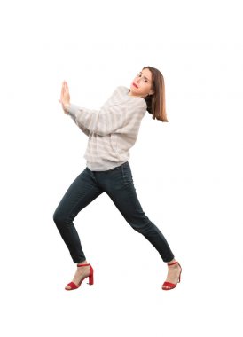 İtme veya işaret tutan genç güzel kadın. Tam vücut kesme kişi beyaz arka plan.