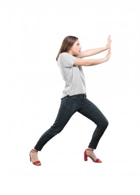 İtme veya işaret tutan genç güzel kadın. Tam vücut kesme kişi beyaz arka plan.