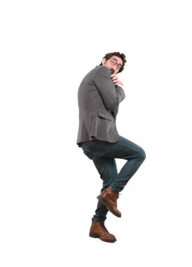 Korkmuş ifade ile genç deli adam. Tam vücut kesme kişi beyaz arka plan.