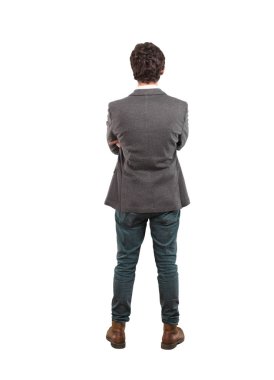 Memnun ifade ve poz olan genç deli adam. Tam vücut kesme kişi beyaz arka plan.