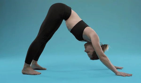 Jeune Jolie Femme Pose Yoga — Photo