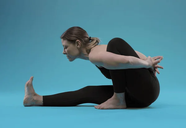 Giovane Bella Donna Posa Yoga — Foto Stock