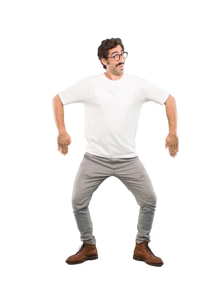 年轻的疯狂男子跳舞 完全身体切口人反对白色背景 — 图库照片