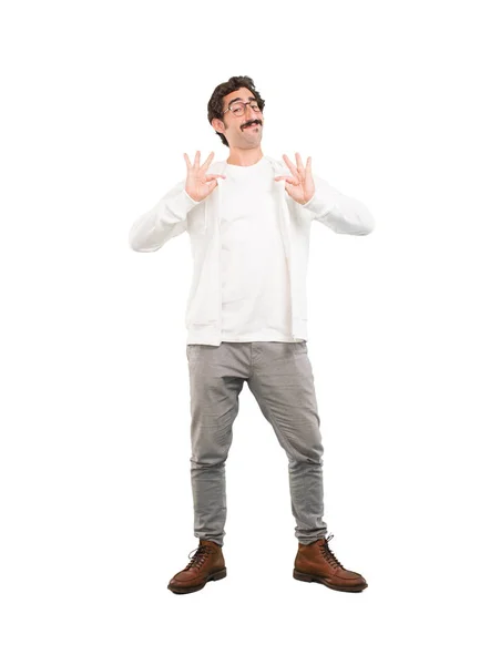 Junger Verrückter Stolzer Pose Ganzkörperausschnitt Person Vor Weißem Hintergrund — Stockfoto
