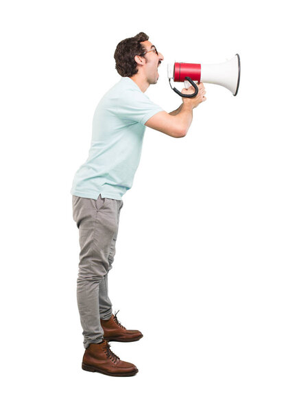 Молодой сумасшедший кричит с мегафоном. Полное тело вырезанный человек на белом фоне
.