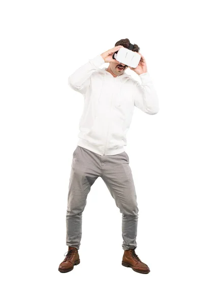 Jovem Louco Com Óculos Realidade Virtual Pessoa Corte Corpo Inteiro — Fotografia de Stock