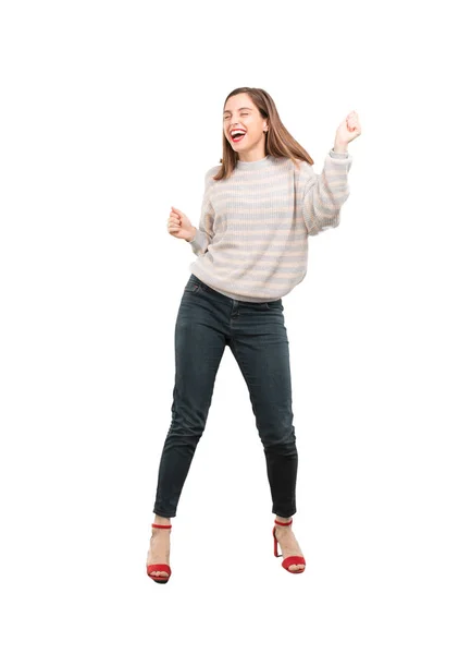 Joven Mujer Bonita Bailando Corte Cuerpo Completo Persona Contra Fondo — Foto de Stock