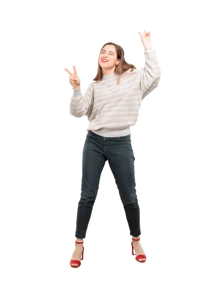 Joven Mujer Bonita Bailando Corte Cuerpo Completo Persona Contra Fondo — Foto de Stock