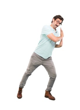 Genç deli bastırıyor veya işaret tutan adam. Tam vücut kesme kişi beyaz arka plan.