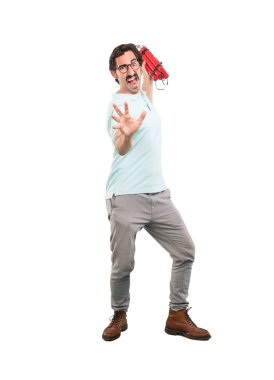 Genç deli adam ya da korkmuş bir dinamit bomba tutan endişeli. Tam vücut kesme kişi beyaz arka plan.
