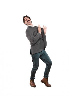 çılgın genç gurur poz. Tam vücut kesme kişi beyaz arka plan.