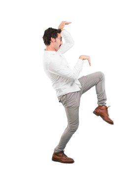 Kızgın ifade ile genç deli adam. Tam vücut kesme kişi beyaz arka plan.