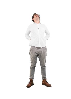 Sırtında ağrı ile genç deli adam. Tam vücut kesme kişi beyaz arka plan.