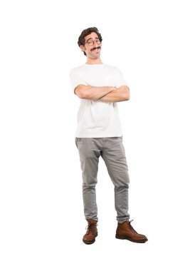 çılgın genç gurur poz. Tam vücut kesme kişi beyaz arka plan.